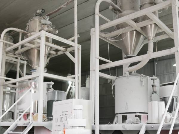 Raw materials are uniformly mixed in the mixing line.