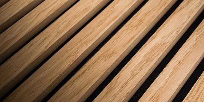 A Panneaux muraux acoustiques en couleur bois naturel.