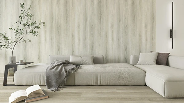 Los paneles de pared sólidos SPC blancos están instalados en la sala de estar