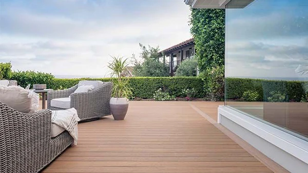 WPC utilizado en una terraza de la villa