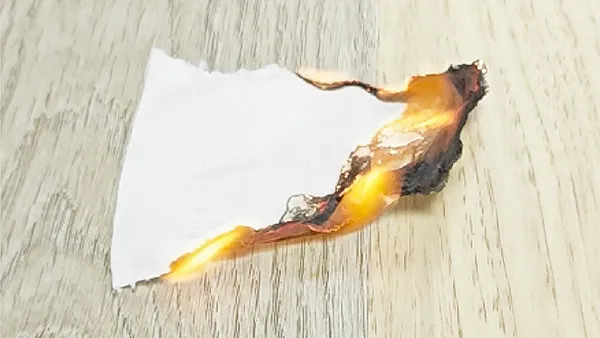 Se colocó un papel blanco ardiendo en el piso de SPC