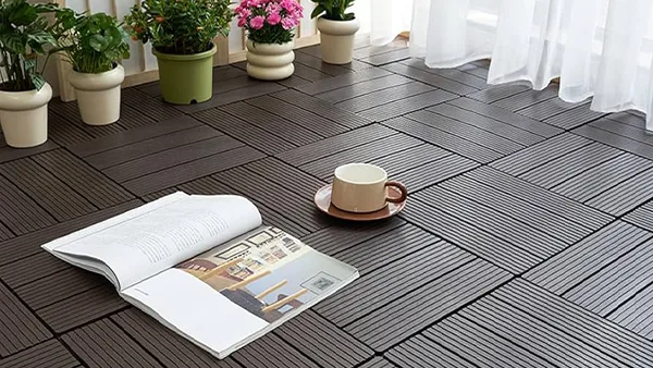 Una revista y una taza de café se colocan en el suelo de WPC.