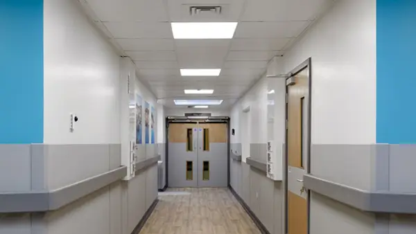 Corredor del hospital usando el suelo de SPC de la atención sanitaria