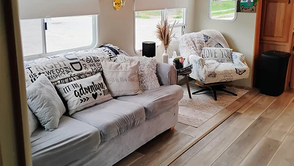 RV piso está instalado con suelo SPC.