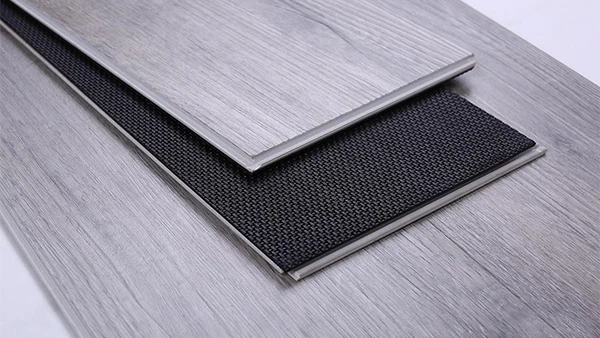 Instale espuma IXPE debajo del suelo gris SPC