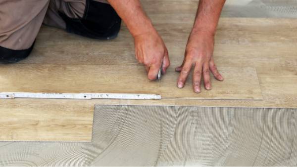 خطوات تركيب الأرضيات LVT الخلفية الجافة
