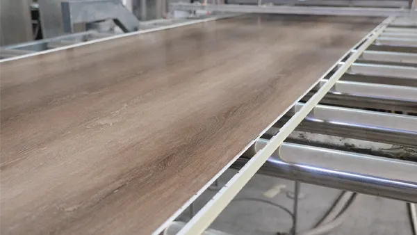 Suelos SPC en el proceso de producción