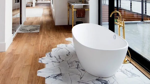 Suelos SPC combinados con azulejos en un espacio integrado de comedor y cocina