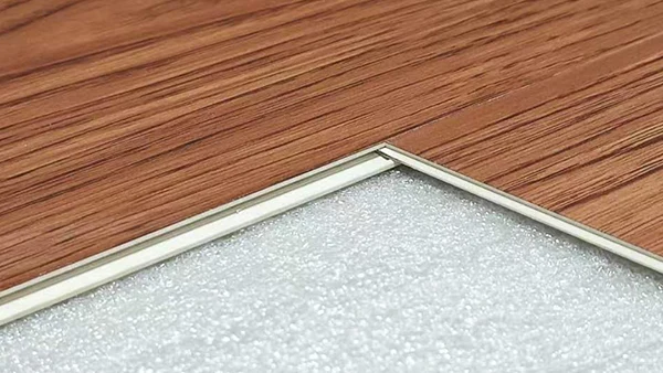 Dos piezas de suelo SPC con biselados en forma de U unidos entre sí