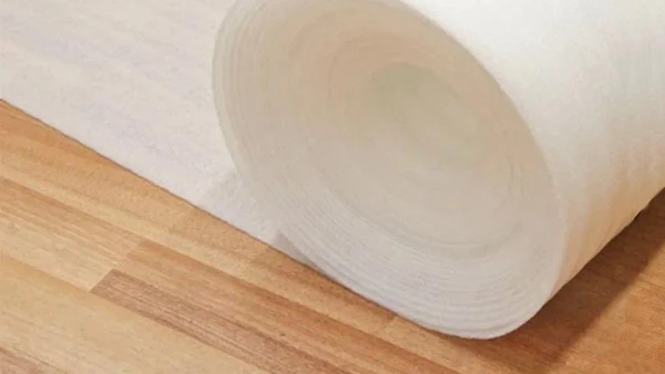 La capa base de espuma se coloca en el piso SPC