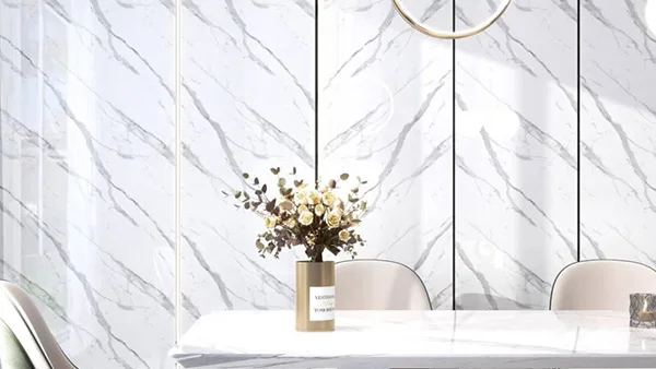 Los paneles de pared sólidos del SPC resisten deformación incluso bajo exposición prolongada del sol.