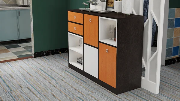 Un gabinete decorativo colocado en el suelo SPC de aspecto tejido y alfombra