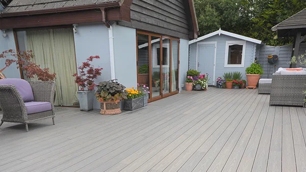 Suelo de WPC para los jardines con las plantas macetas y las flores frescas