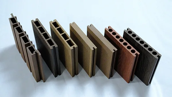 El escritorio muestra paneles WPC sólidos y huecos en varios colores y estructuras.